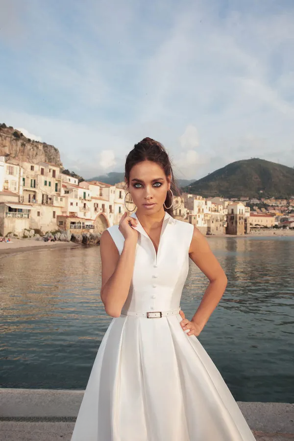 Winter Wedding Dresses High Neck Satin A E Sweep Train Sleeveless Country Bridal Gowns Zipper Back Elegant Dress 0212D