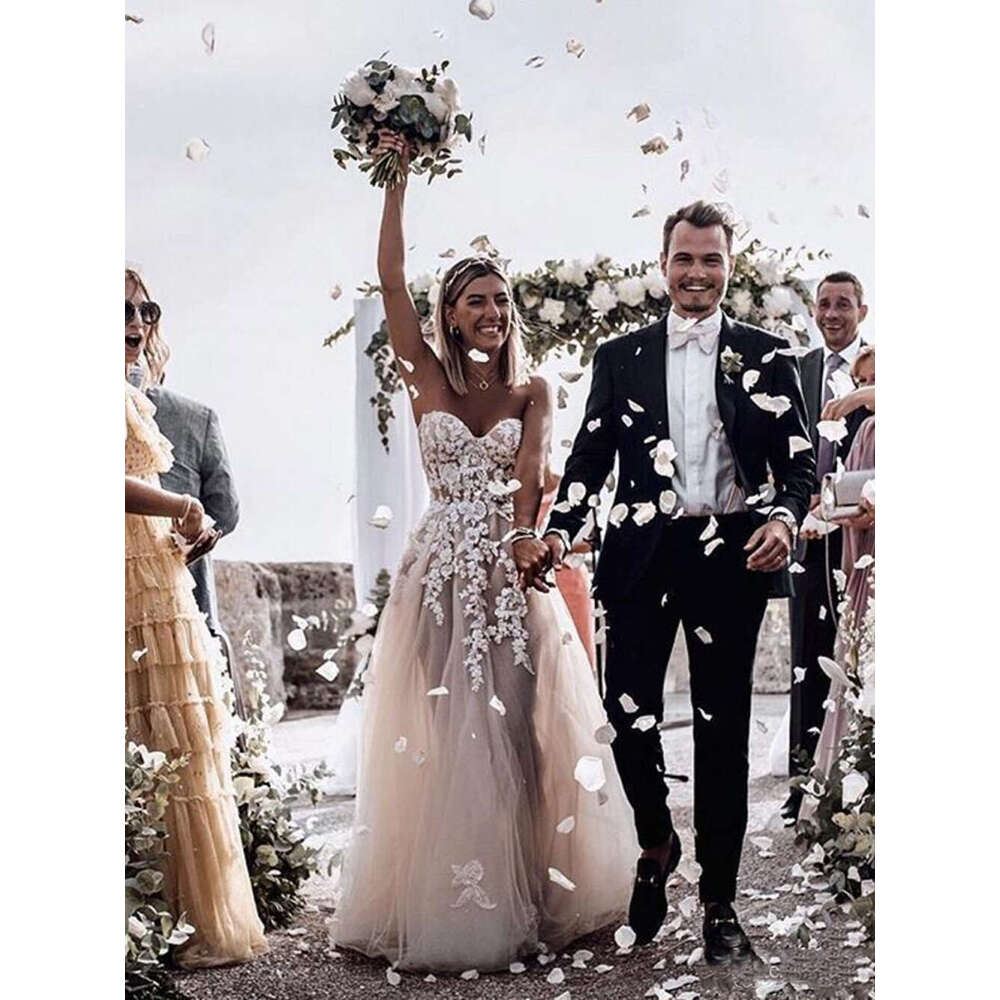 Romantic Flower Appliques Lace Boho Wedding Dresses Strapless Bohemian Bridal Gowns Vestido Noiva Soft Tulle A Line Robe De