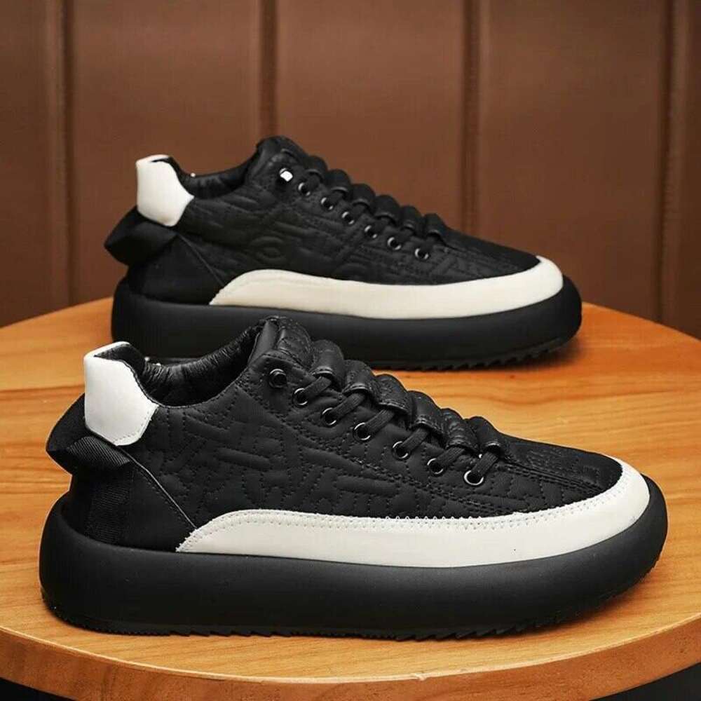 2024 Winter Men Versatile Black Leather Sports Casual Skate Shoes Small White Fashion Trendy