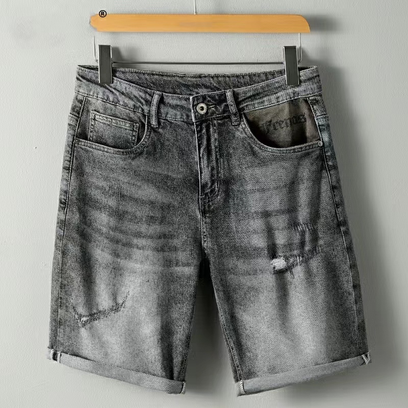 Light gray printed denim ripped shorts for men, slightly loose five quarter pants, summer 2022