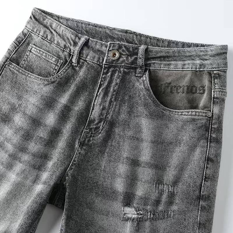 Light gray printed denim ripped shorts for men, slightly loose five quarter pants, summer 2022