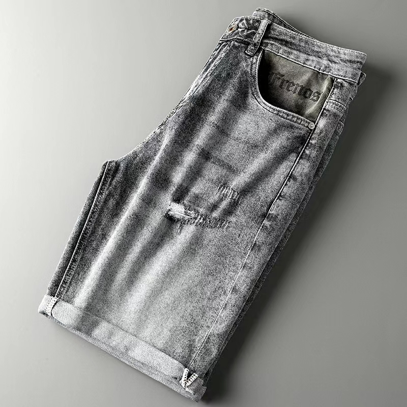Light gray printed denim ripped shorts for men, slightly loose five quarter pants, summer 2022