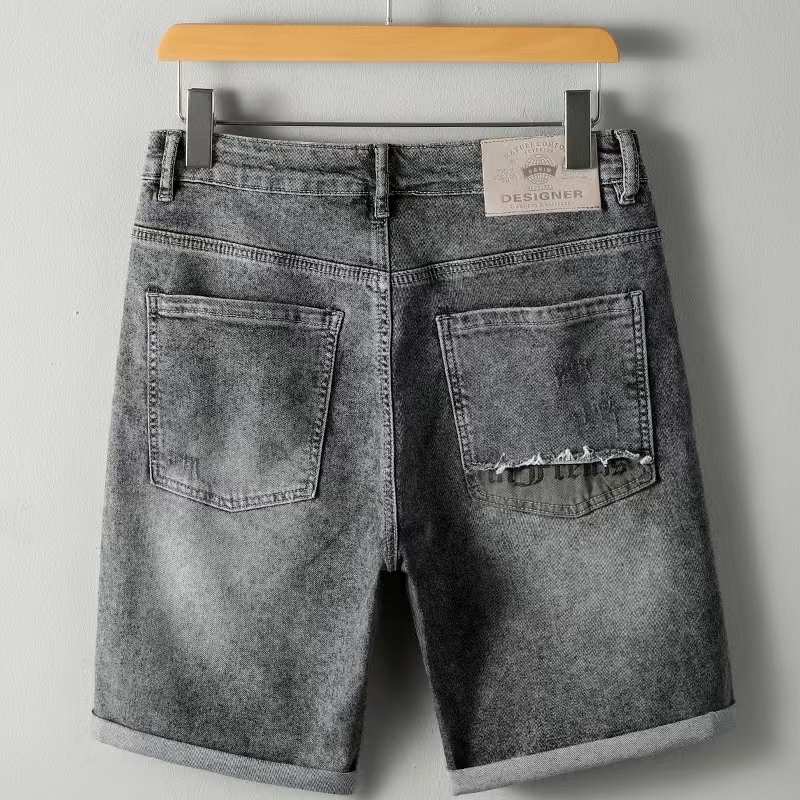 Light gray printed denim ripped shorts for men, slightly loose five quarter pants, summer 2022