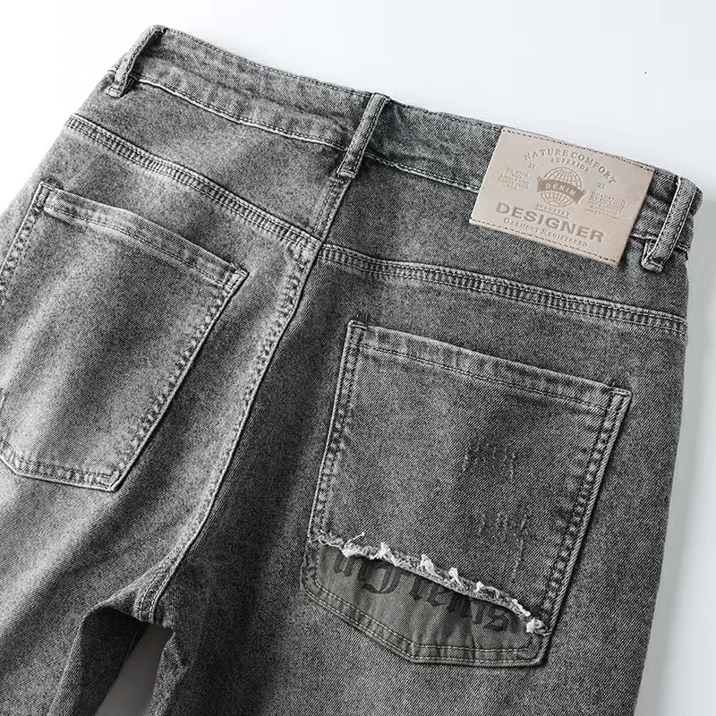 Light gray printed denim ripped shorts for men, slightly loose five quarter pants, summer 2022