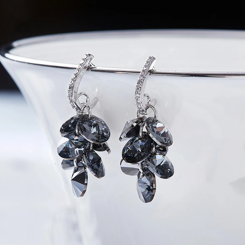 Korean womens evening drop earrings tassel rhinestone perforation used for parties and weddings silver ear pins jewelry crystal from Austria 240710