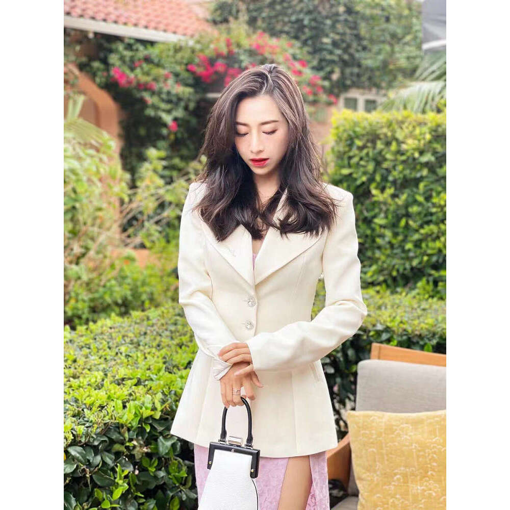 Guan Xiaotong S Same Style Suit Skirt Top with Two Buttons Autumn and Winter New French Women S Clothing Short Temperament Lace Dress Silk Dress Silk 