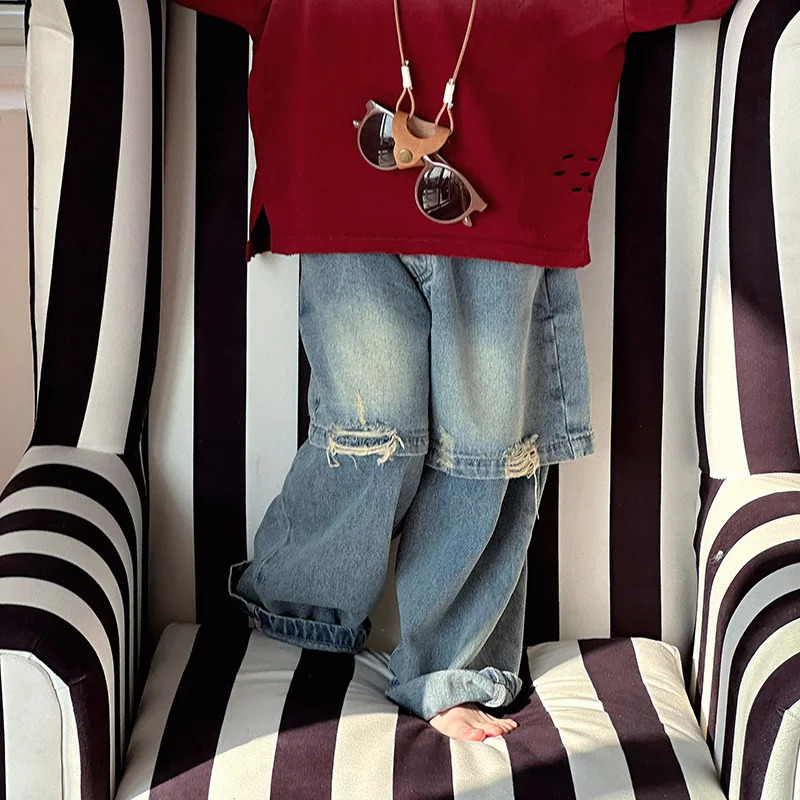 Spring Childrens Breakthrough Jeans Baby Two Pieces of Straight Denim Small and Medium sized Childrens Pants 240716