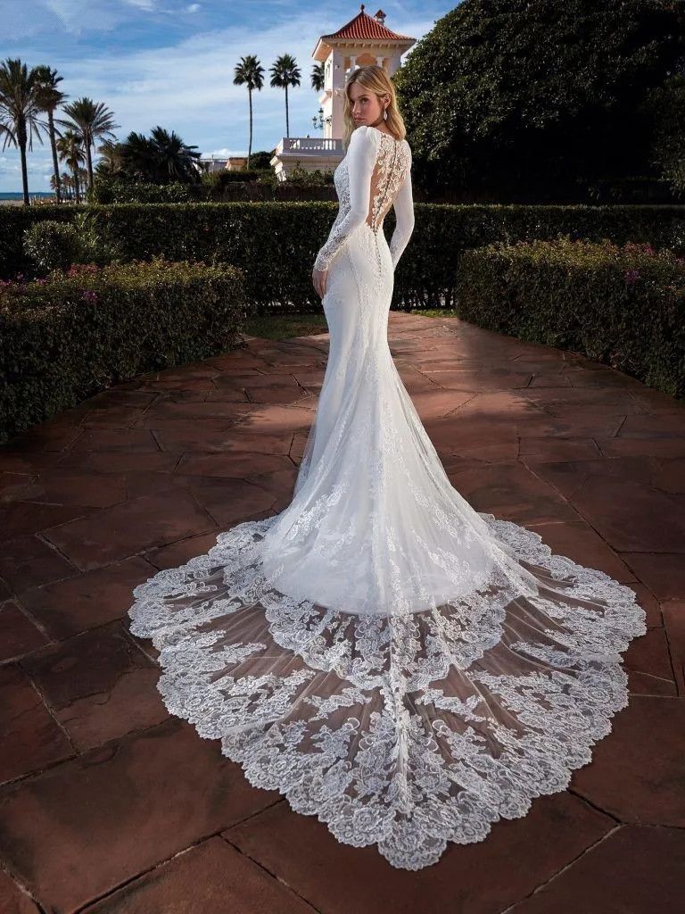 Boho Trumpet Mermaid Wedding Dresses With Long Sleeves V Neck Lace Appliqued Bridal Gowns Court Train Illusion Back Slim Fitted Elegant Satin Robes de