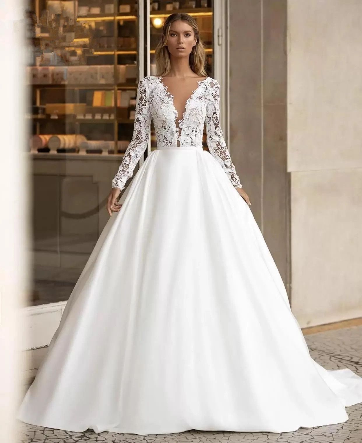 Long Sleeved Lace Ball Gown Wedding Dresses V Neck Backless Satin Vintage Bridal Gowns Custom Made