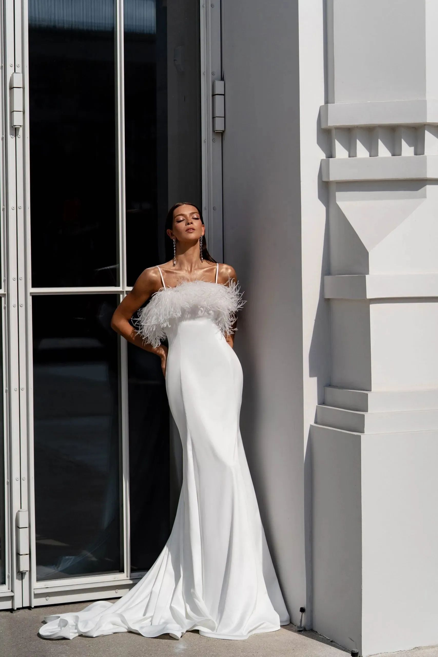 Furs Simple White Mermaid Wedding Dresses Sexy Spaghetti Straps Backless Bridal Gowns Elegant Sweep Train Reception Party Dress Robes de Mariee Custom