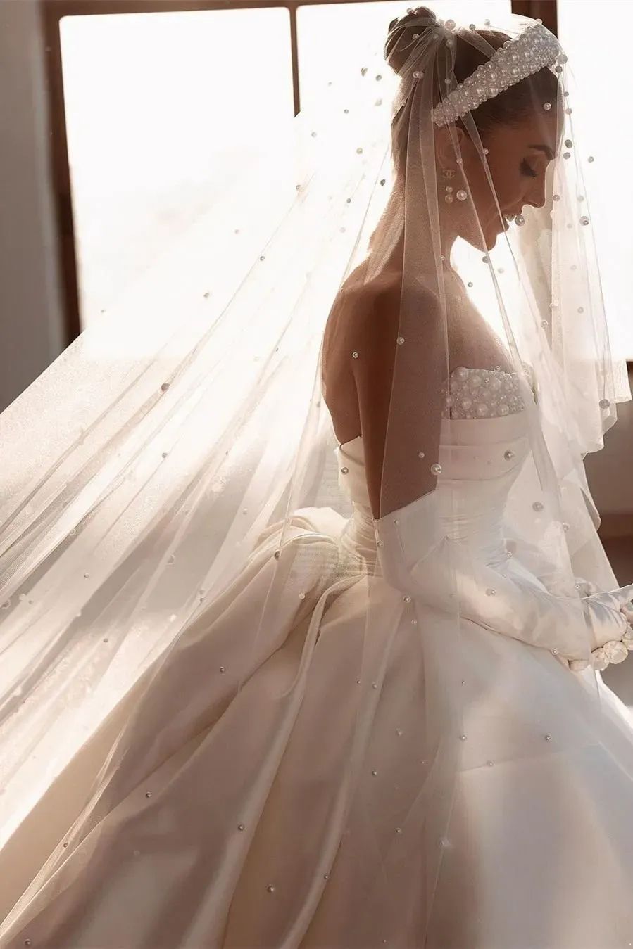Royal Ivory Satin Dubai Arabic Wedding Dresses Sexy Beads Strapless Backless Ruched Long Train Bridal Gowns With Big Bow Robes 2024 BC14905 Custom Mad