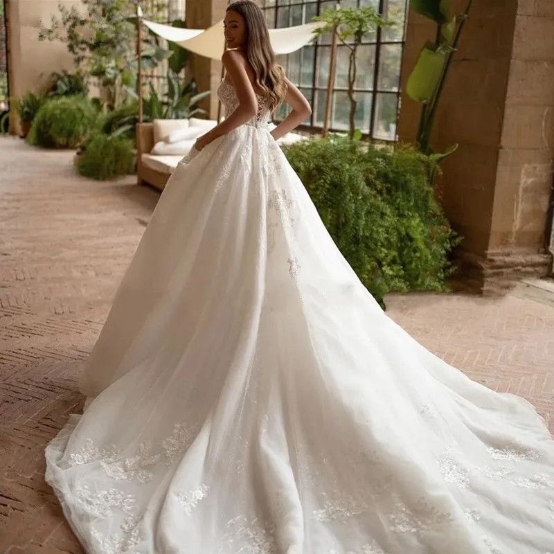 Glamorous Sweetheart Lace Appliqued Ball Gown Wedding Dresses Sexy Open Back With Long Court Train Bridal Gowns Sleeveless Formal Bride Dress Vestidos