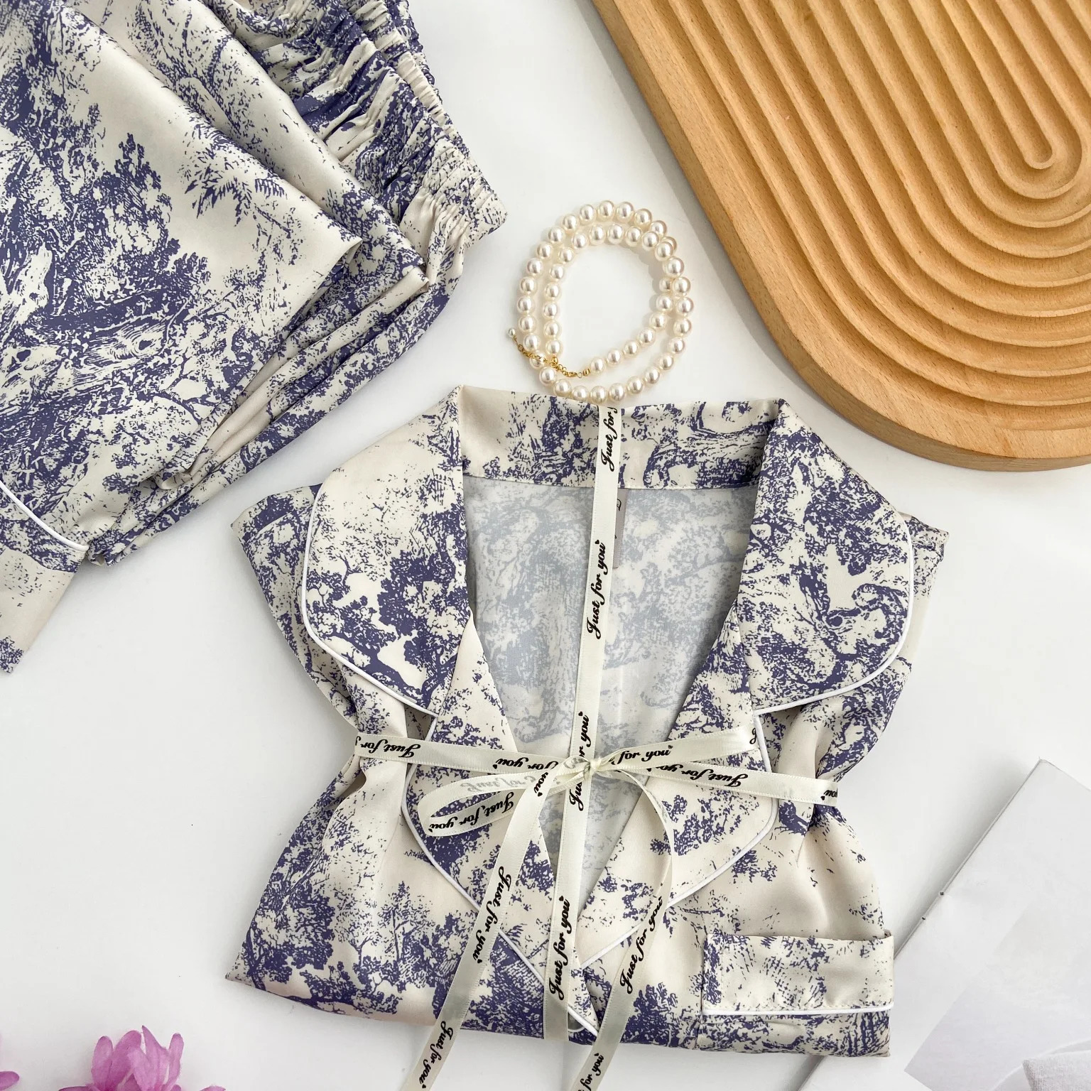 Korean Spring/Summer Internet Red Ink Print Ice and Snow Silk Pajamas for Women INS Minimalist Small Lapel Long sleeved Home 240716