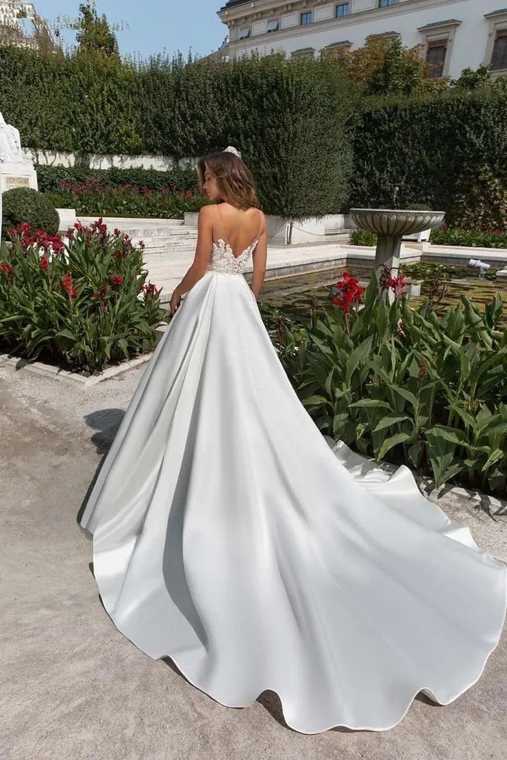 A Line Wedding Dresses For Brides With Pockets Sheer Crew Appliqued Plus Size Simple Bridal Gowns Sweep Train Backless Robes de Mariee Custom Made
