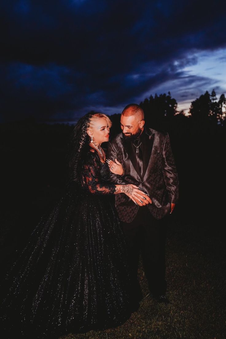 Long Sleeves Black Gothic Wedding Dresses V-Neck Illusion A-Line Glitter Sequins Tulle Bridal Gowns Corset Bodice 2024 Outdoor Vestido De Novia