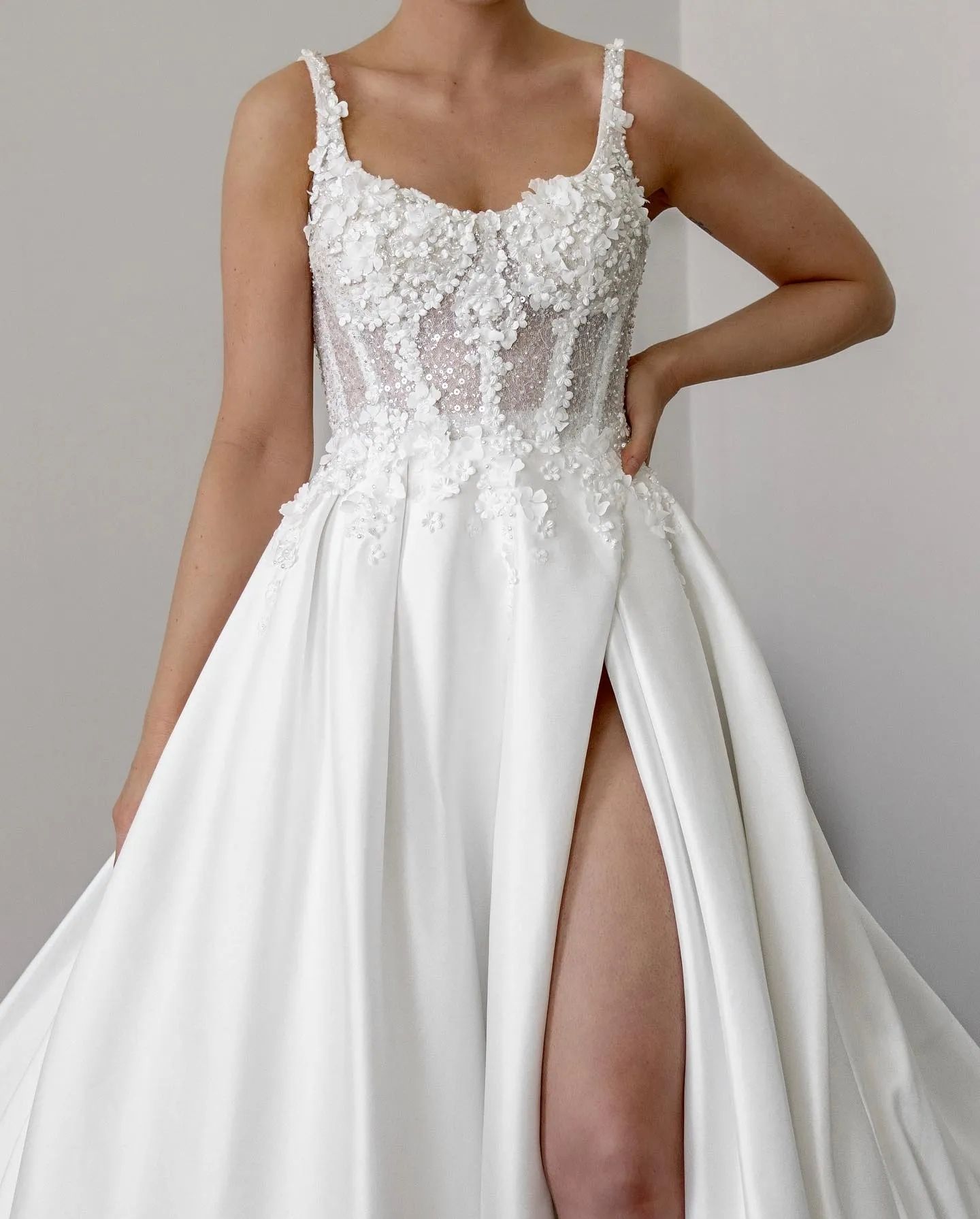 Stylish Appliqued Wedding Dresses Pearls Side Split Bridal Gowns Sequined A Line Sweep Train Satin Vestido De Novia Custom Made