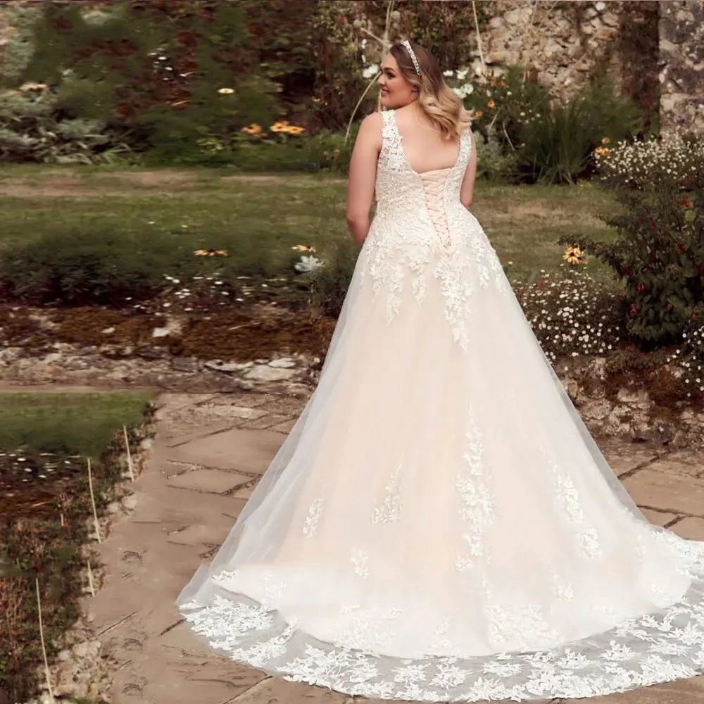 Plus Size A Line Wedding Dresses Sexy Deep V Neck Glamorous Lace Appliqued Bridal Gowns Boho Garden Corset Back Sweep Train Bride Reception Vestidos D