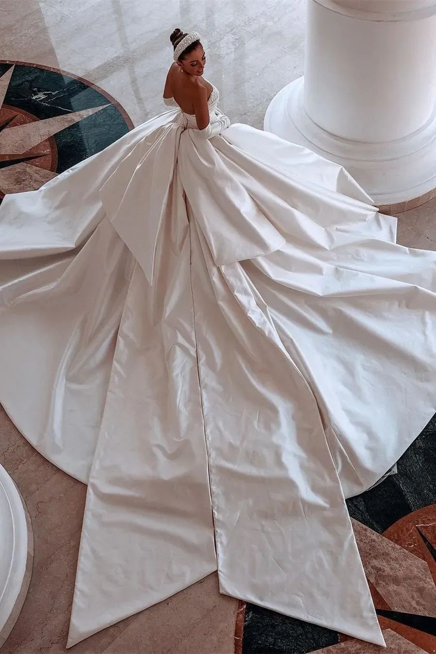 Royal Ivory Satin Dubai Arabic Wedding Dresses Sexy Beads Strapless Backless Ruched Long Train Bridal Gowns With Big Bow Robes 2024 BC14905 Custom Mad