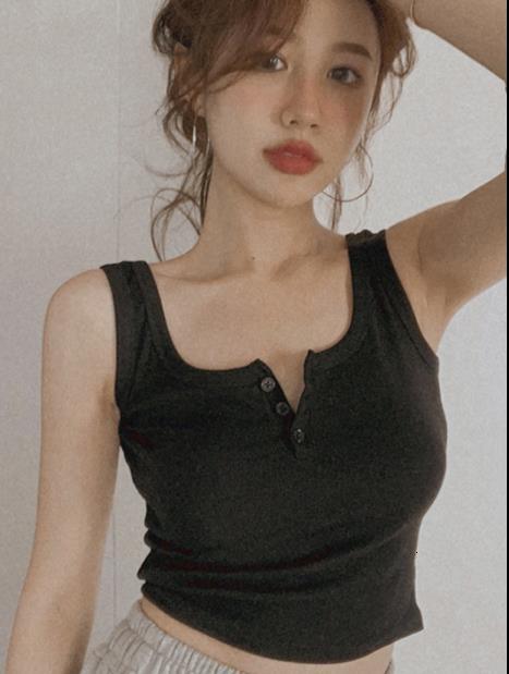 Large size niche short top outdoor wear in spring summer, paired with sleeveless French style camisole and sexy vest for women's fashion