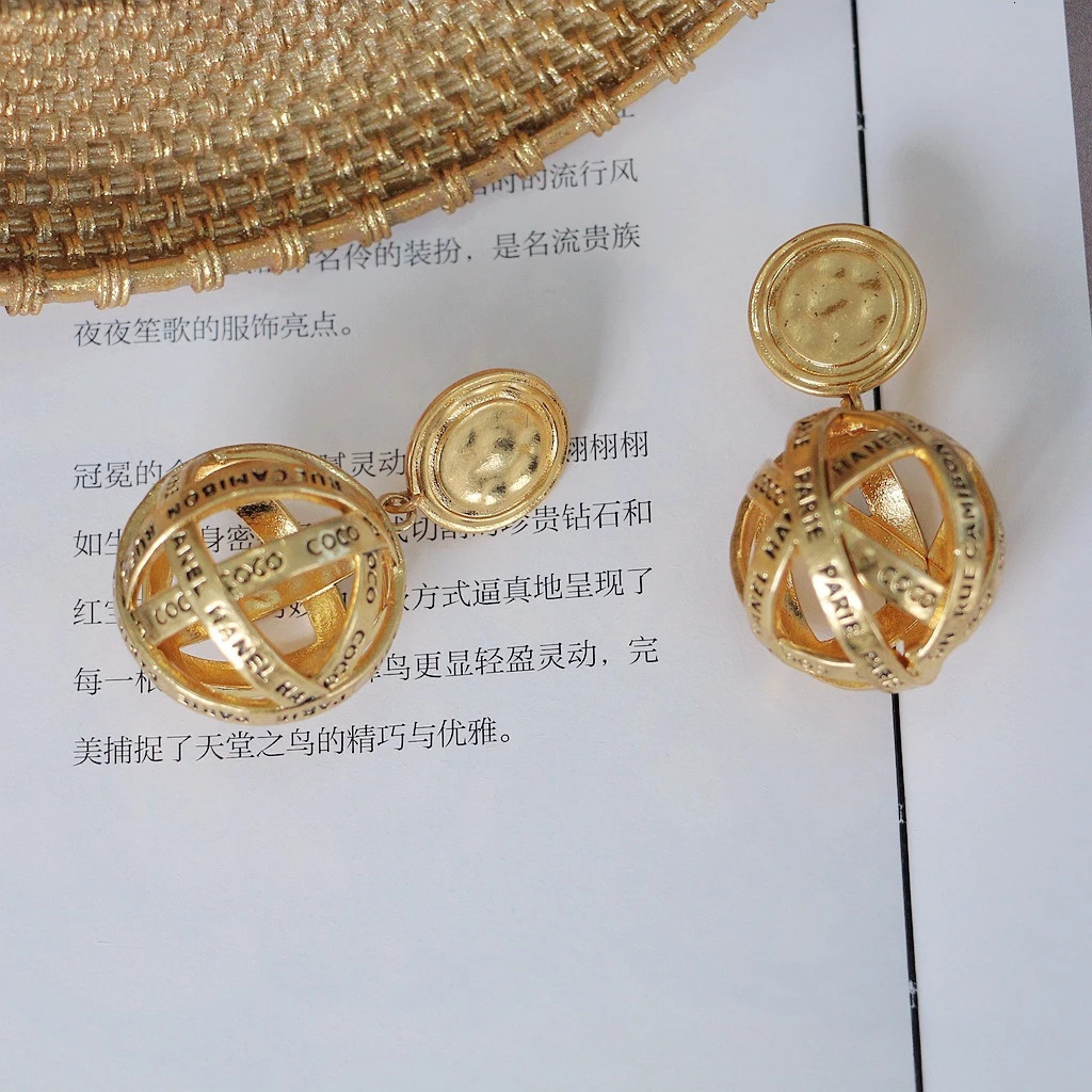 European and American fashion trends retro art heavy industry simple and versatile small gold ball shaped earrings 240710