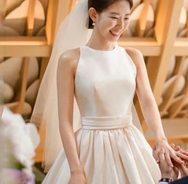 Halter Sleeveless Satin Wedding Dresses Beach Court Train Buttons Wedding Gown Custom Made
