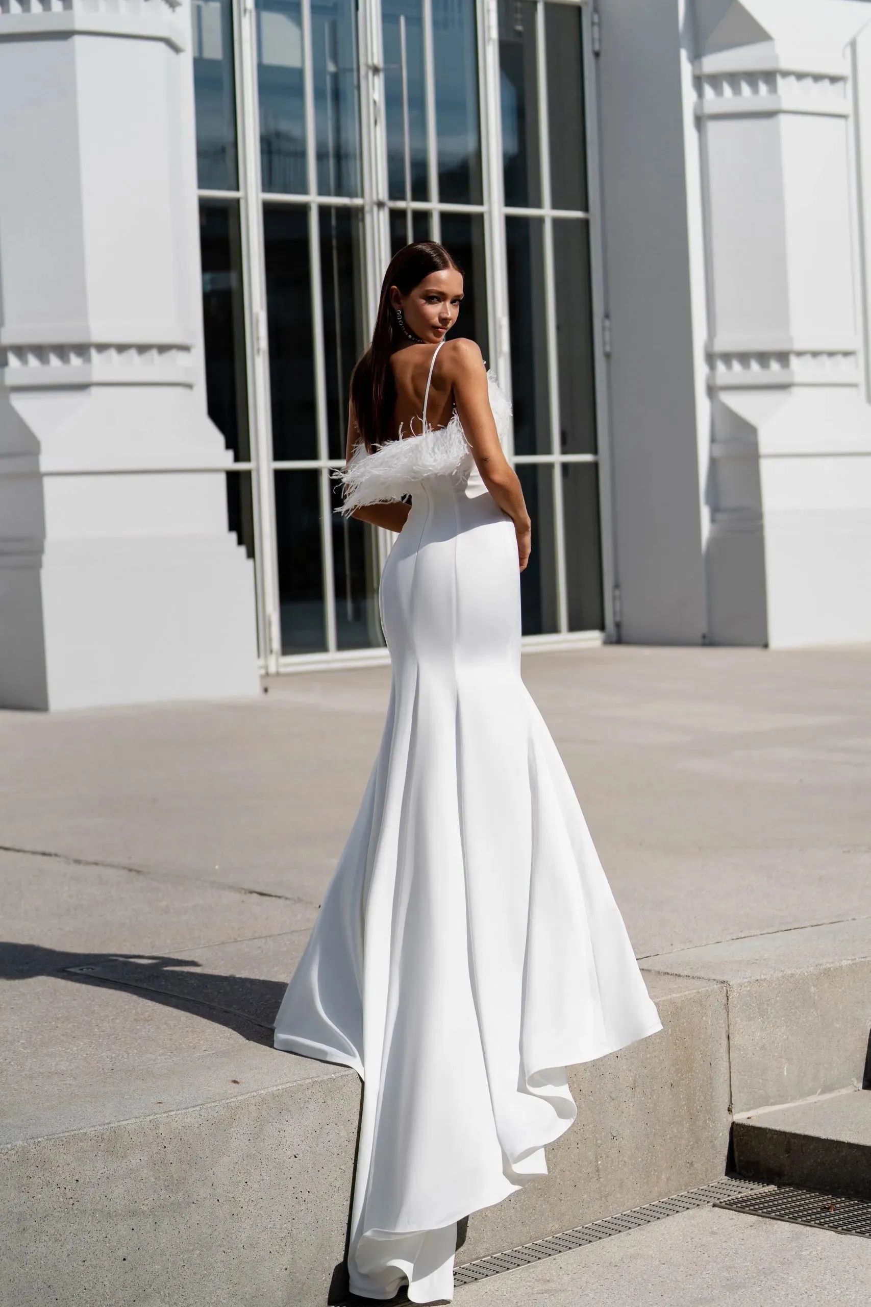 Furs Simple White Mermaid Wedding Dresses Sexy Spaghetti Straps Backless Bridal Gowns Elegant Sweep Train Reception Party Dress Robes de Mariee Custom