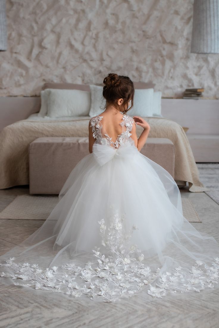 Princess Ivory Flower Girls Dresses With Detachable Bow Train 3D Floral Appliques Crew Neck Floor Length Ball Gown Wedding Party Gowns Toddler Kids Fo