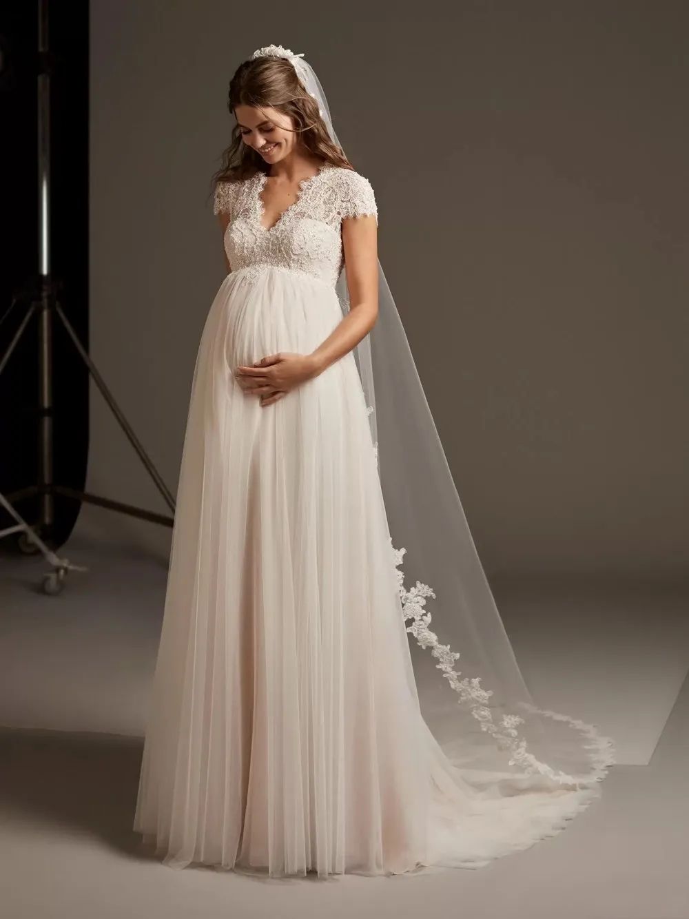 Empire Waist Wedding Gowns For Pregnant Maternity V Neck Lace Appliques Little Shiny Crystals Bridal Dresses Vintage Cap Sleeves A Line Tulle Robes de