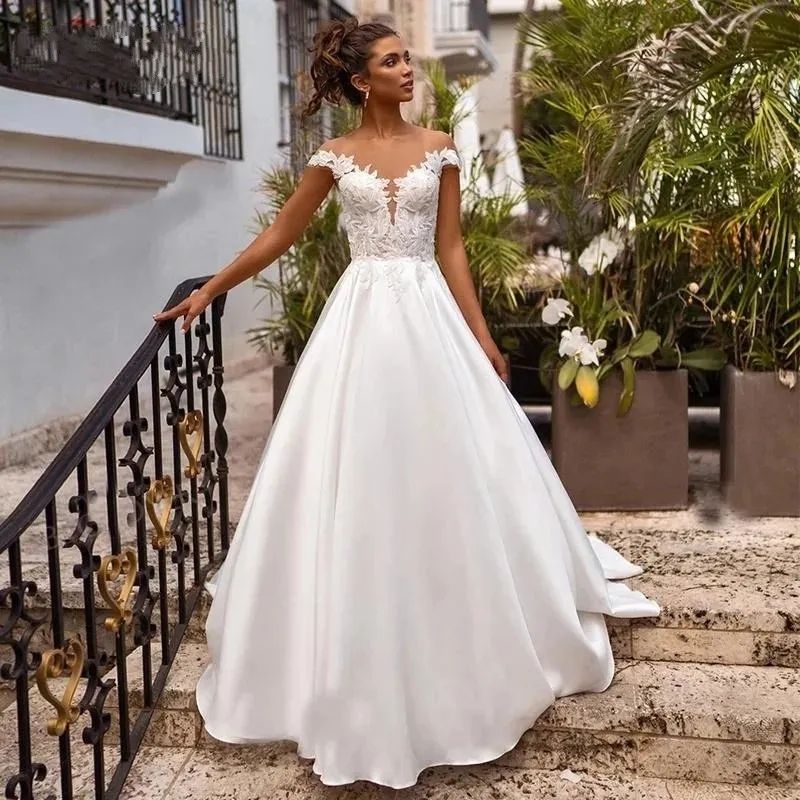 Plus Size V Neck A Line Wedding Dresses Romantic Tulle Lace Appliqued Boho Rustic Train Open Back Sexy Bride Women Robes de Mariee Custom Made