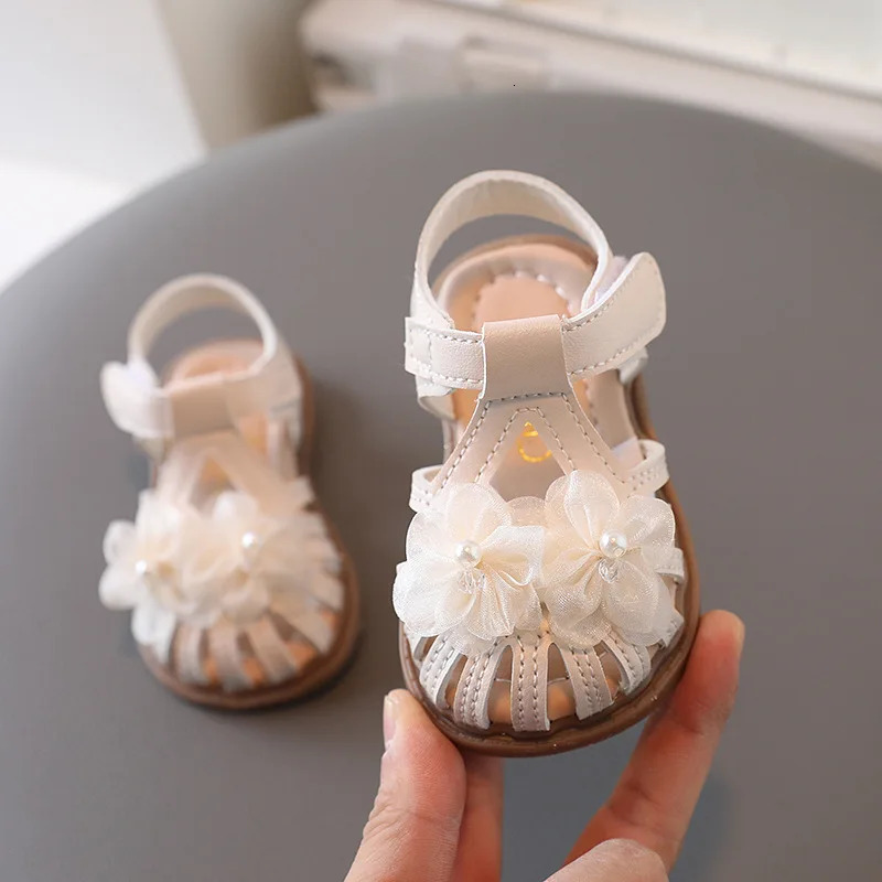 Summer Childrens Sandals Fashion Girl Little Flower Princess Sandals Student Baby Soft Sole Flat Sandals Walking Shoes H801 240704