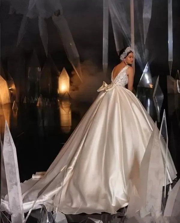 Vintage Satin Dubai Arabic Ball Gown Wedding Dresses Sexy Deep V Neck Lace Appliques Beaded Bridal Dresses Backless Court Train Plus Size Vestidos De 