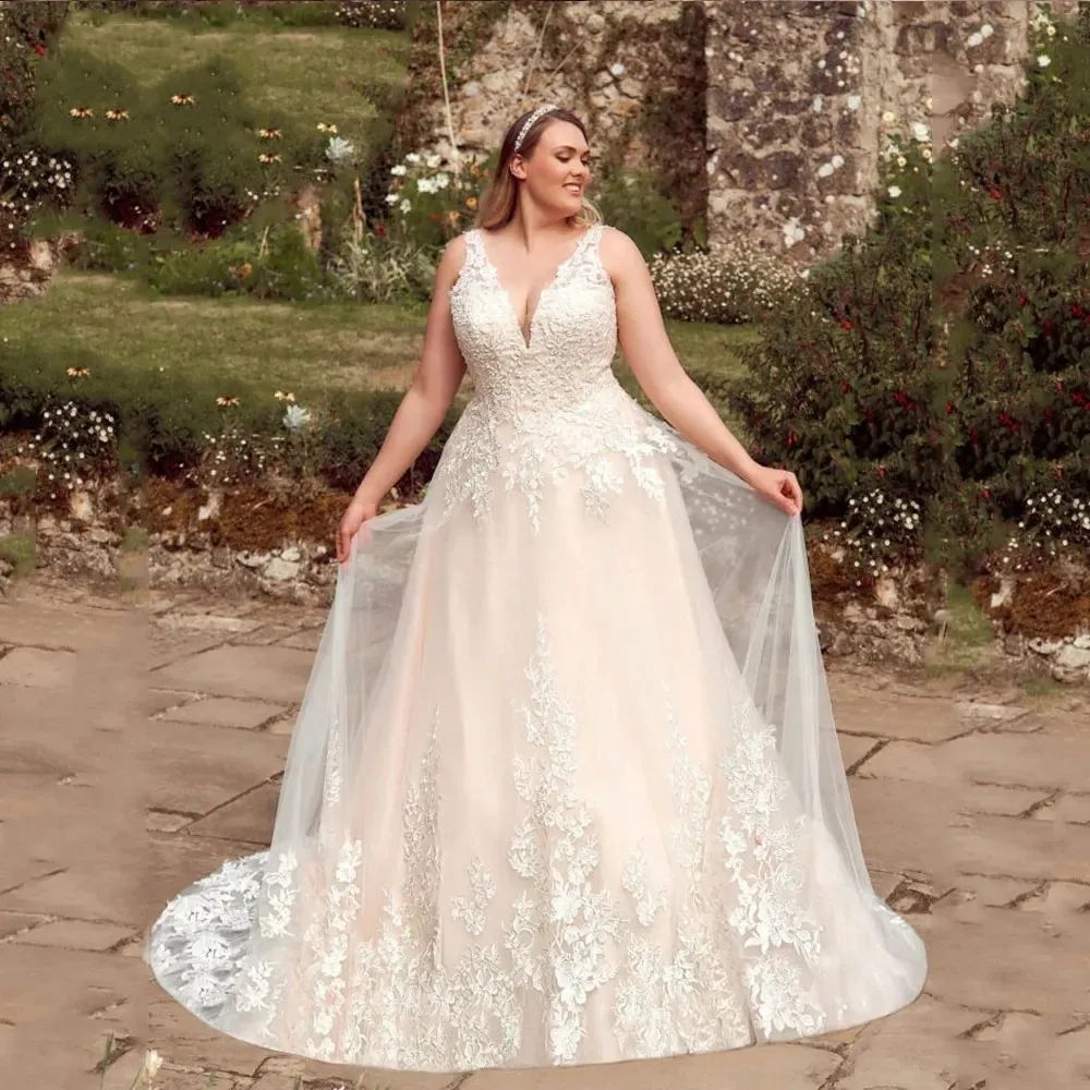 Plus Size A Line Wedding Dresses Sexy Deep V Neck Glamorous Lace Appliqued Bridal Gowns Boho Garden Corset Back Sweep Train Bride Reception Vestidos D