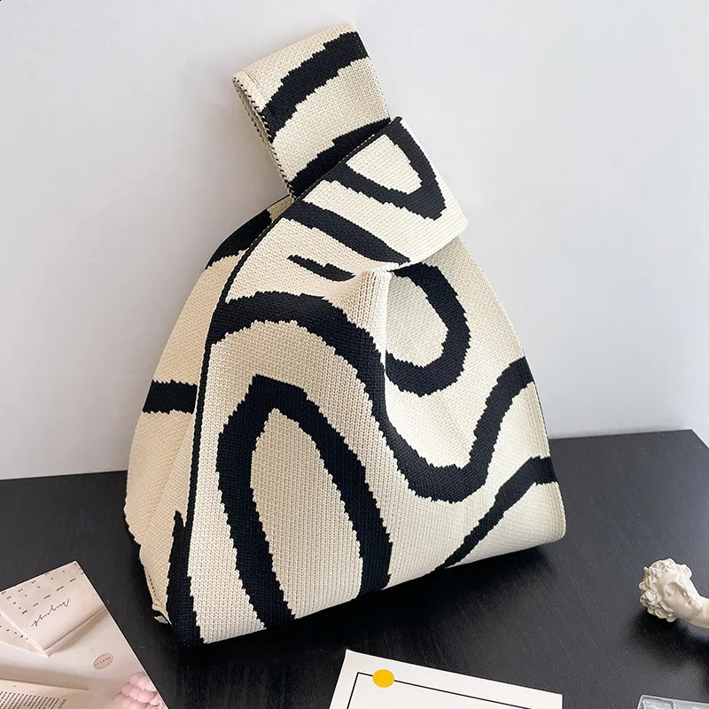 Womens wrist bag handmade knitted handbag portable mini bar mobile phone large capacity autumn and winter y240722Zl