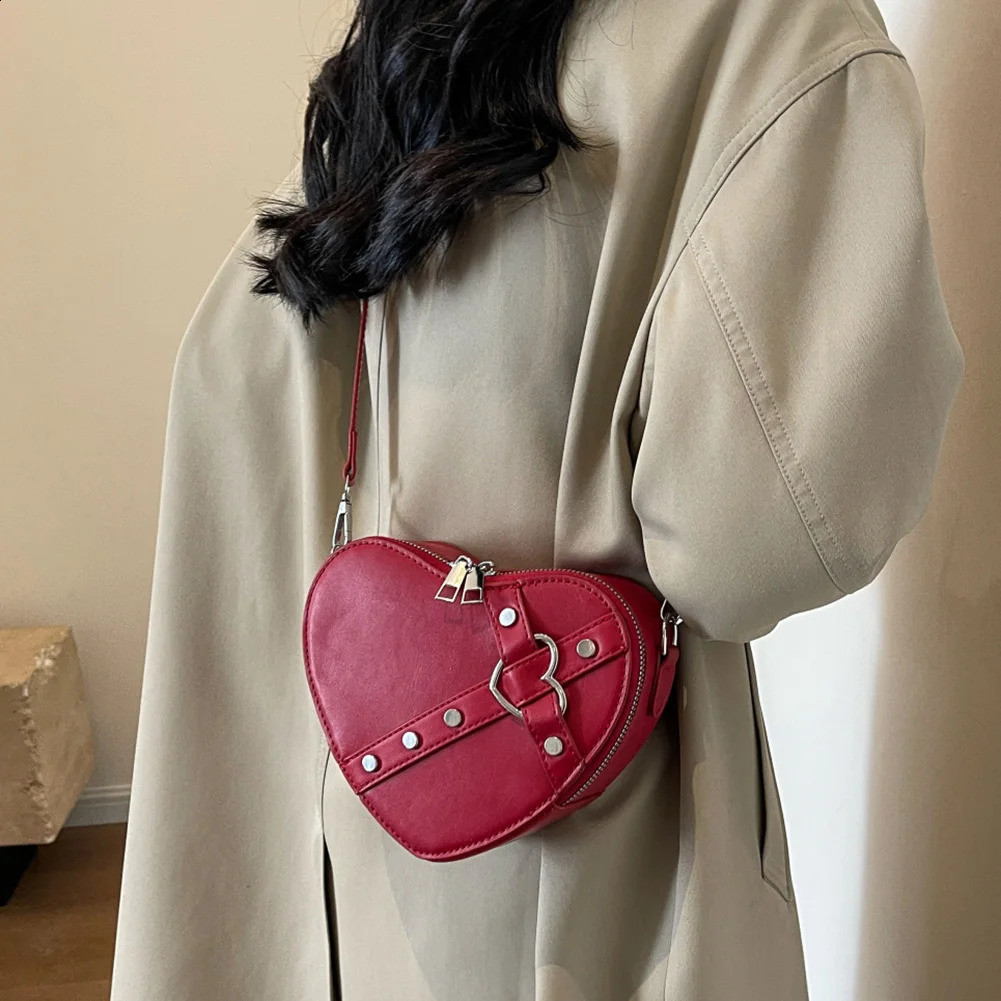 Vintage Y2K Small Chain Rivet Shoulder Bag Heart Shaped Purse Handbag Red PU Leather Gothic Tote Fashion Women Crossbody 240725ZYl