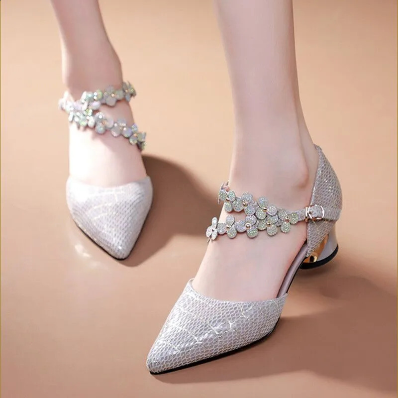 Single Shoes Womens Hollow Sandals Summer Baotou Rhinestone Large Size Trend 240718