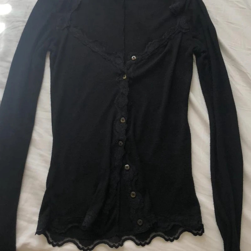 y2k Vintage Lace Trim Black T-shirt Button Low Cut Long Sleeve Slim Fit Crop Top Elegant Lady Fairycore Grunge Retro Tees Women 240717