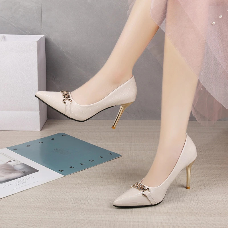 Womens fashion high heels fall pointy shallow mouth metal chain patent leather plaid single shoes 240718