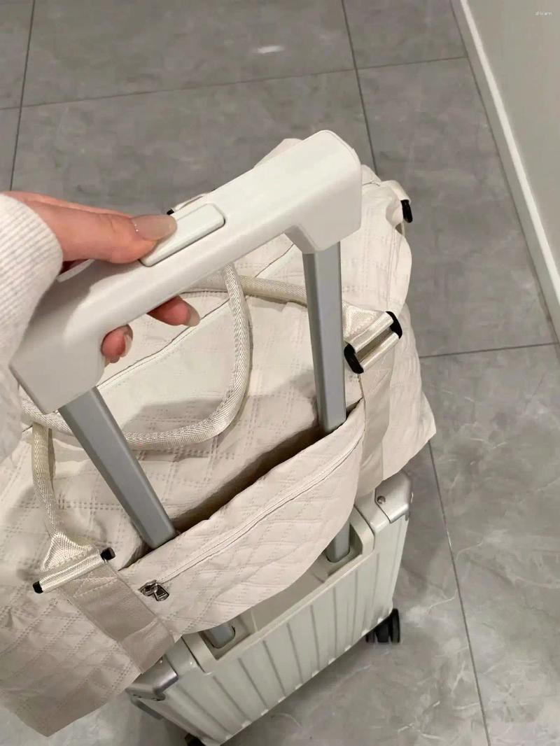 Duffel Bags Large Capacity Portable Travel Bag For Fiess Short Distance Lightweight Business Lage Adjustable zhanyishengli