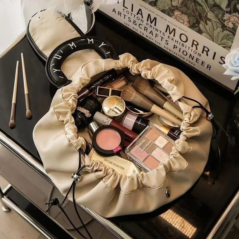 Portable Makeup Bag for Daily Use Fashionable Womens Large Capacity Travel Toilet Drawstring Storage 240723