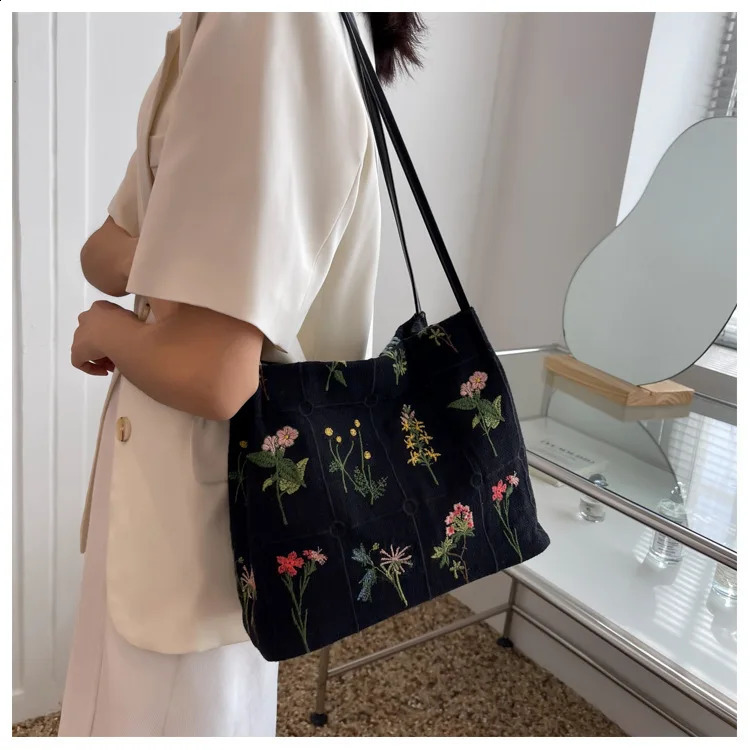 Large capacity embroidered handbag womens summer fashion cloth bag niche shoulder texture bucket sail 240723Zl