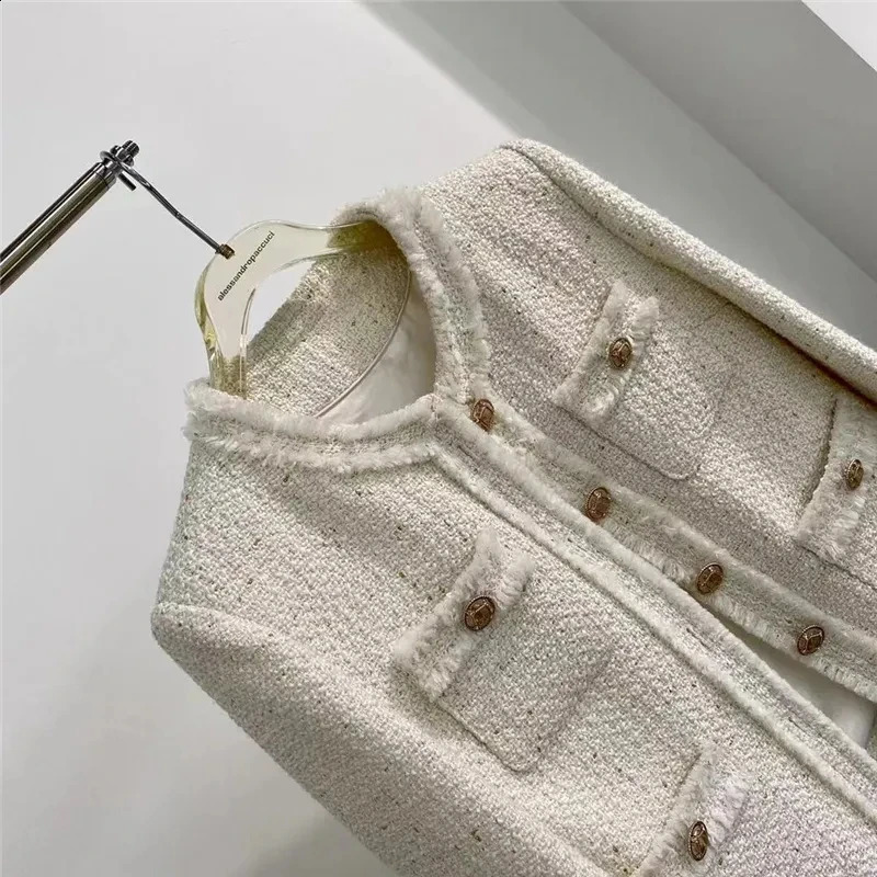 White Tweed Short Jacket Women Fashion Elegant O-Neck Single Breasted High-End Coat Fall Winter Warm Office Lady Casual Outwear 240806