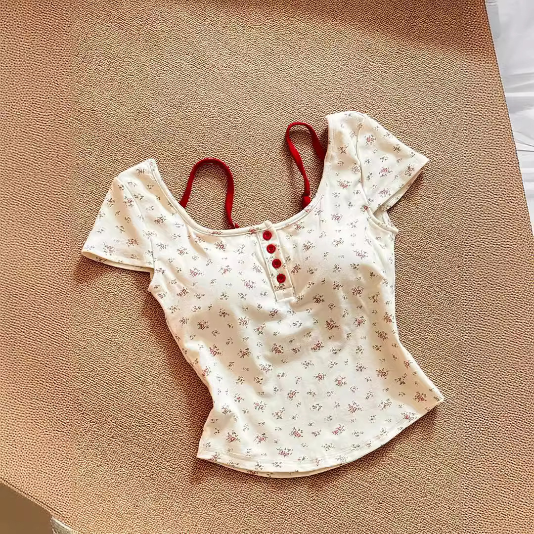 Pure desire small floral fake two-piece short sleeved t-shirt women in summer with chest pad for slimming design, casual and versatile top trend