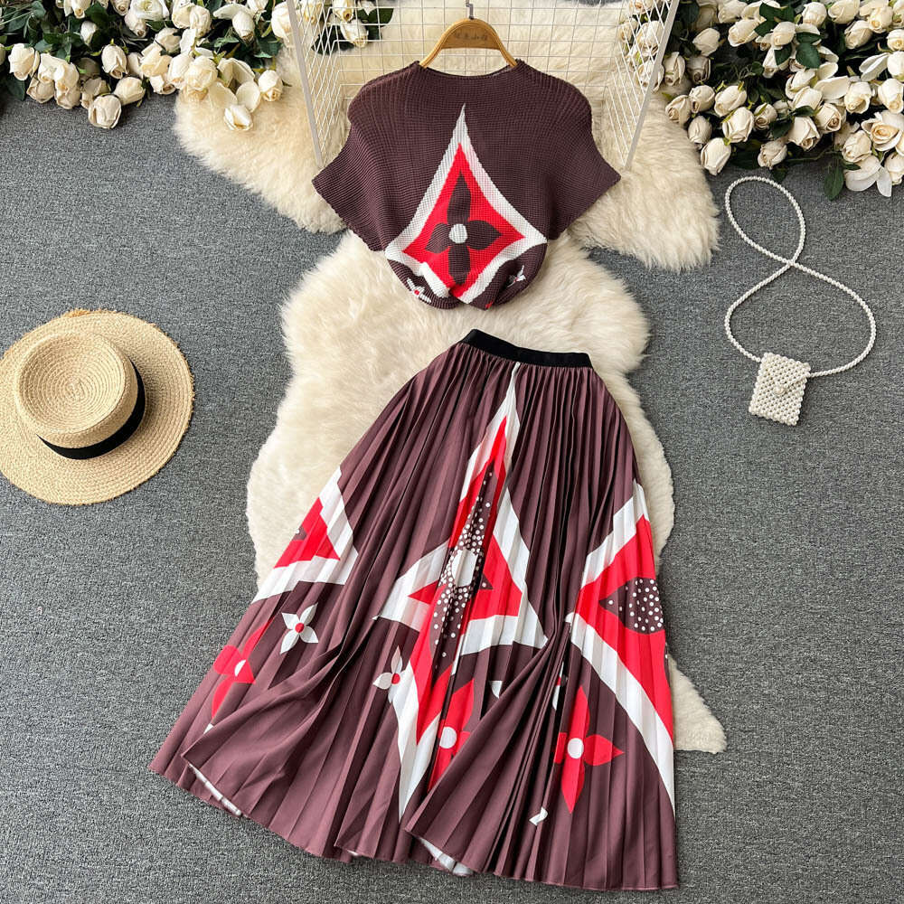 Fashionable and Stylish Printed Short T-shirt Top Two-piece Set for Womens Summer High Waisted, Medium Long Pleated Skirt Short Sexy Lace Dress SKINNY