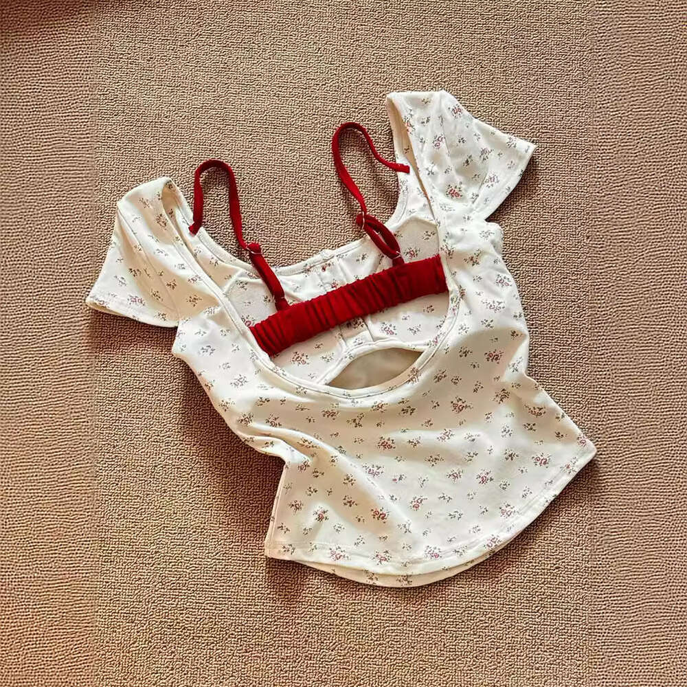 Pure desire small floral fake two-piece short sleeved t-shirt women in summer with chest pad for slimming design, casual and versatile top trend