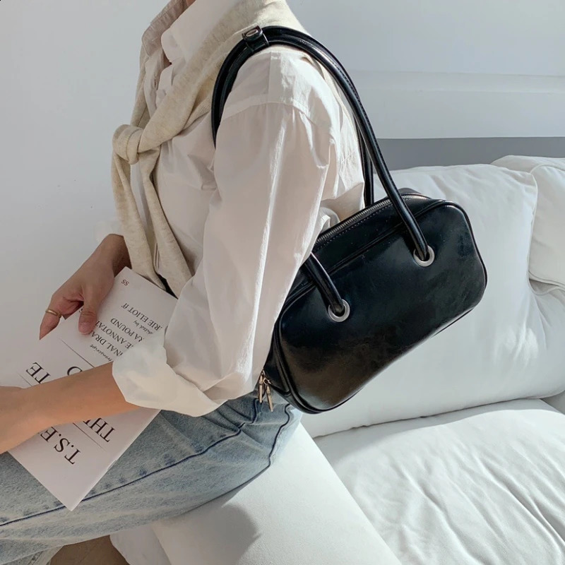 Retro Oil Wax Textured Underarm Bag Large Capacity Shoulder Bag Handbag Boston Pillow Bag Womens Bag 240723