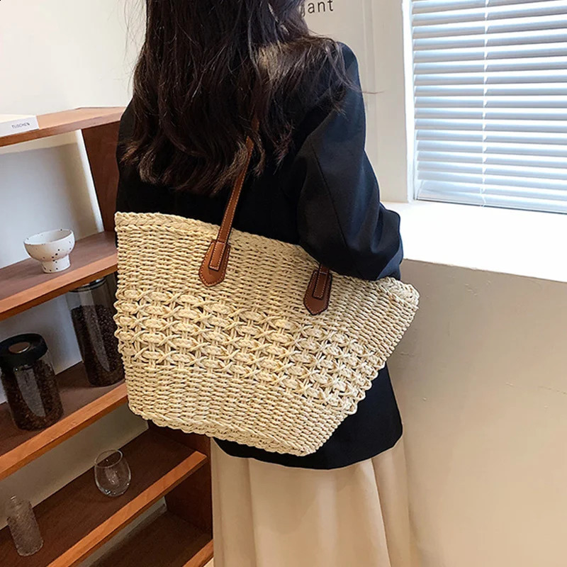 Summer hand woven grass beach handbag womens retro hollow basket Ratan vacation shoulder bag 240926
