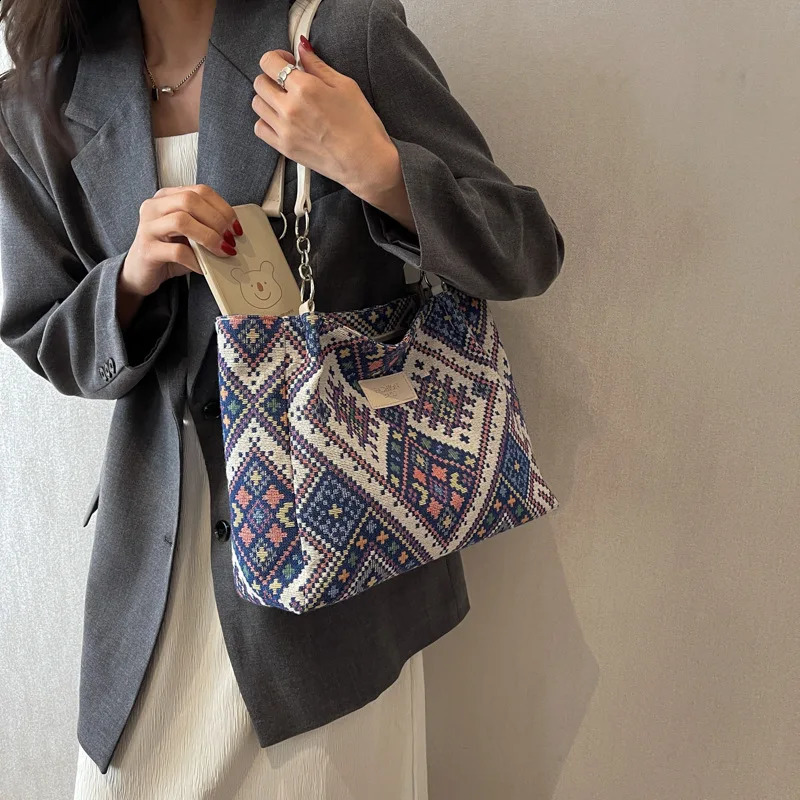 Ethnic style canvas bag large capacity Communicating Versatile shoulder bag womens personalized and fashionable single shoulder handbag 240903