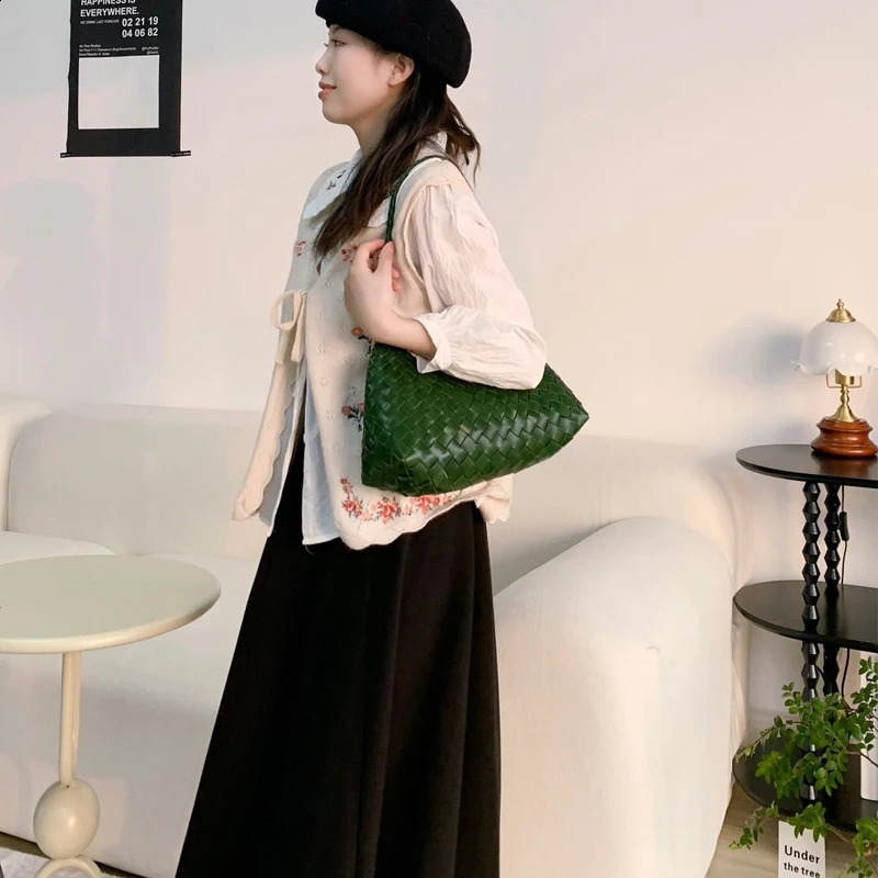 Designer dragon diffusion woven top layer cowhide hot womens french basket handmade leather tote bag shoulder