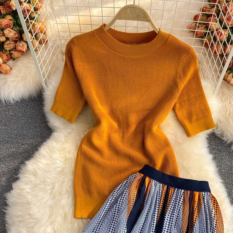 Fashionable of Summer New Western-style Standing Neck Short Knitted Top, Gentle Style Pleated Skirt Two-piece Set Bifurcated Self-cultivation Waist SK