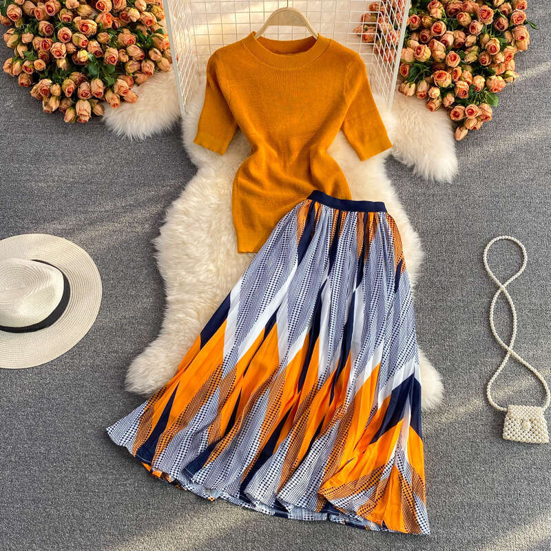 Fashionable of Summer New Western-style Standing Neck Short Knitted Top, Gentle Style Pleated Skirt Two-piece Set Bifurcated Self-cultivation Waist SK